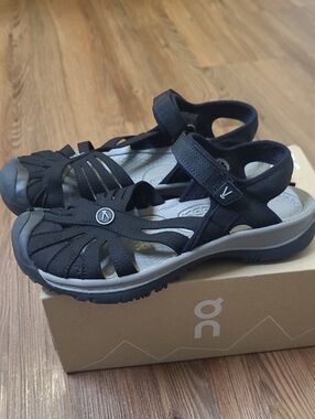 Keen‎ Black Sandals with Gray Footbed